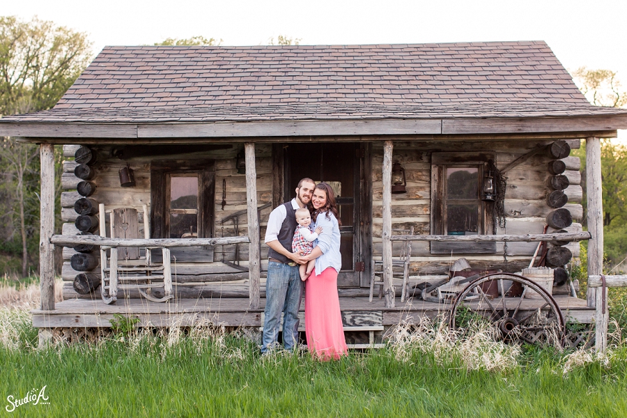 Romantic Outdoor Fargo Engagement Photos (8)