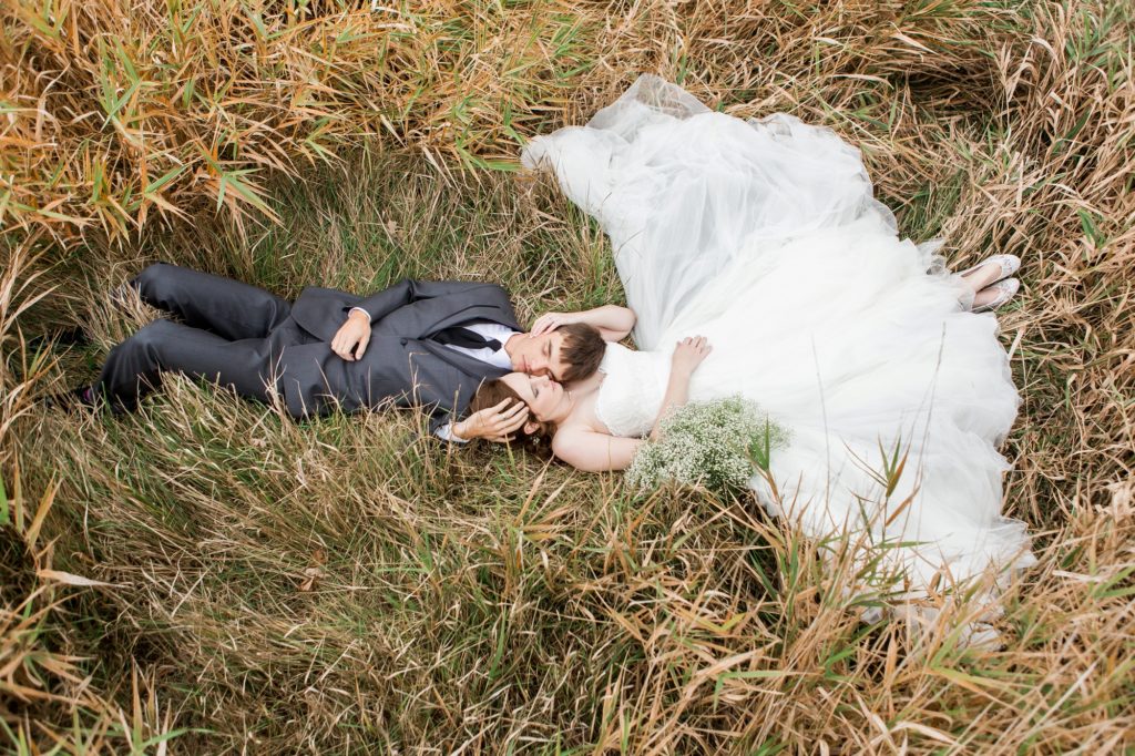 fall-wedding-photos-rustic-oaks-moorhead-40
